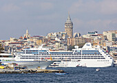Galata-Turm und Luxusschiffe; Istanbul, Türkei