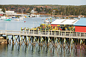 Docks und Krabbenkäfige an der Wasserkante; Belfast, Maine, Vereinigte Staaten von Amerika