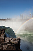 Ein Regenbogen über Niagara Falls und Schlucht mit Nebel und blauem Himmel; Niagara Falls, New York, Vereinigte Staaten Von Amerika