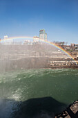 Ein Regenbogen über den Niagarafällen und der Schlucht mit Nebel und blauem Himmel; Niagarafälle, New York, Vereinigte Staaten Von Amerika