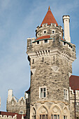 Schlossturm mit blauem Himmel und Wolken; Toronto, Ontario, Kanada
