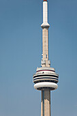 Nahaufnahme des Pods auf der Spitze des Cn Tower mit blauem Himmel; Toronto, Ontario, Kanada