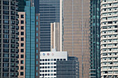 Nahaufnahme von glasüberdachten Wolkenkratzern; Toronto, Ontario, Kanada