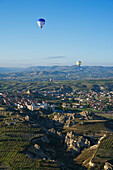 Blick auf Kappadokien von einem Heißluftballon aus; Kappadokien, Türkei
