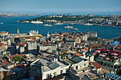 Blick auf den Bosporus und das Marmarameer vom Galata-Turm aus; Istanbul, Türkei