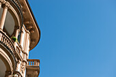 Ein runder Balkon an einem Gebäude vor blauem Himmel; Locarno, Tessin, Schweiz