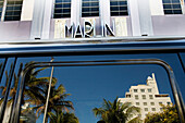 Marlin Hotel mit Autofenster-Reflexion; Southbeach, Miami Beach, Florida, Vereinigte Staaten Von Amerika