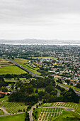 Luftaufnahmen von einem Verkehrsflugzeug mit Blick auf das Zentrum von Auckland; Auckland, Neuseeland