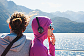 Reisende genießen die Panoramafahrt auf einer Fähre über den Lake Manapouri zum Doubtful Sound; Neuseeland