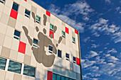 Ein Handabdruck ziert die Seite eines Gebäudes; Calgary, Alberta, Kanada