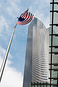 Moderne Wolkenkratzer und die amerikanische Flagge; Seattle, Washington, Vereinigte Staaten Von Amerika