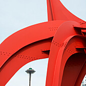 Rote Metallskulptur mit der Space Needle in der Ferne; Seattle, Washington, Vereinigte Staaten Von Amerika