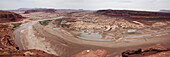 Vier Bilder zusammengesetztes Panorama des Colorado River bei Hite, Utah, das die Abwesenheit des Lake Powell in der Glen Canyon Recreation Area zeigt, der normalerweise vorhanden ist, und eine Bootsrampe, die hoch und trocken ist, wobei der Colorado River sichtbar ist, aber das normale Wasser des Reservoirs an dieser Stelle verschwunden ist; Hite, Utah, Vereinigte Staaten von Amerika