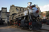 Lokomotivrestaurierungswerkstatt Restaurierte Lokomotive sitzt im Hof; Havanna, Artemisa, Kuba