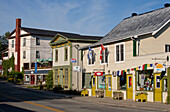 Ladenfronten entlang einer Straße; Knowlton, Quebec, Kanada