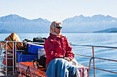 Ein Reisender genießt eine Bootsfahrt auf dem Lake Manapouri zum Doubtful Sound; Neuseeland