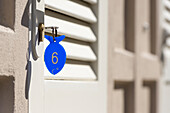 Ein blauer Schlüsselanhänger in Form eines Fisches mit einer Nummer sechs; Rimini, Emilia-Romagna, Italien