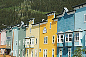 Bunte Gebäude in einer Reihe; Dawson City, Yukon, Kanada