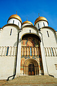 Frontansicht der Mariä-Entschlafens-Kathedrale im Kreml; Moskau, Russland