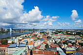 Blick auf das alte Riga, den Dom und den Fluss Daugava von der lutherischen Kirche St. Peter aus; Riga, Lettland