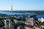 Stadtbild von Riga von der Akademie der Wissenschaften mit Blick auf den Fluss Daugava und den Fernsehturm; Riga, Lettland