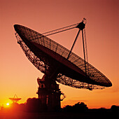 Radioteleskop, Satellitenempfangsschüssel, Sonnenuntergangssilhouette