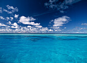 Tropische Meereslandschaft, Meer und blauer Himmel
