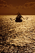 Fischerboot auf See, Sonnenuntergang Silhouette