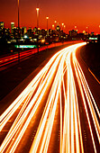Starker Verkehr auf dem Freeway bei Sonnenuntergang, Eastern Freeway, Melbourne, Australien