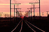 Eisenbahnschienen bei Sonnenuntergang