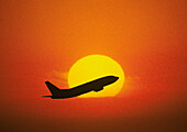 Boeing 737 bei Sonnenuntergang