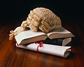 Gesetzesbücher, Dokument und Perücke