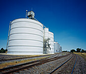 Getreidesilos neben der Eisenbahnlinie