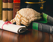 Juristisches Stillleben, Gesetzesbücher, Dokument und Perücke