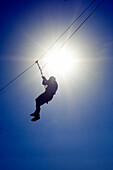 Mann an einer Seilbahn, Brisbane, Queensland, Australien