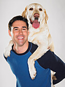 Portrait eines Mannes mit Labrador Retriever