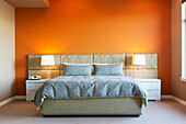 Modernes Hauptschlafzimmer mit kräftigen Farben und individuellen Möbeln