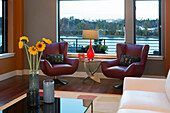 Modernes Wohnzimmer mit Blick auf den Fluss, Portland, Oregon, USA