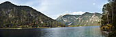 Blick auf Berge und einen klaren See (Plansee) im Herbst, Tirol, Österreich