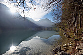 Landschaft mit Bergen, die sich im Herbst im See spiegeln, Langbathsee, Österreich