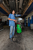 Automechaniker in der Werkstatt, Saskatchewan, Kanada