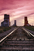 Eisenbahnschienen bei Sonnenuntergang Saskatchewan, Kanada