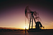 Ölbohrer bei Sonnenuntergang Kalifornien, USA
