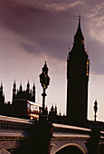 Big Ben und Doppeldeckerbus in der Abenddämmerung London, England