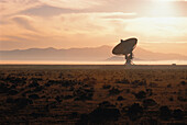 Radioteleskop in nebliger Landschaft, New Mexico, USA