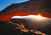 Sonnenuntergang über Felsformationen Canyonlands National Park Utah, USA