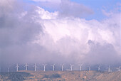 Windturbinen und Wolken Kalifornien, USA