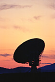 Silhouette des Radioteleskops bei Sonnenuntergang, New Mexico, USA