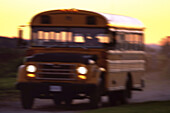 Schulbus bei Sonnenuntergang