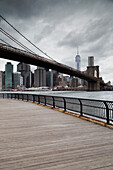 New Yorker Skyline von Brooklyn aus mit der Brooklyn Bridge, New York City, New York, USA